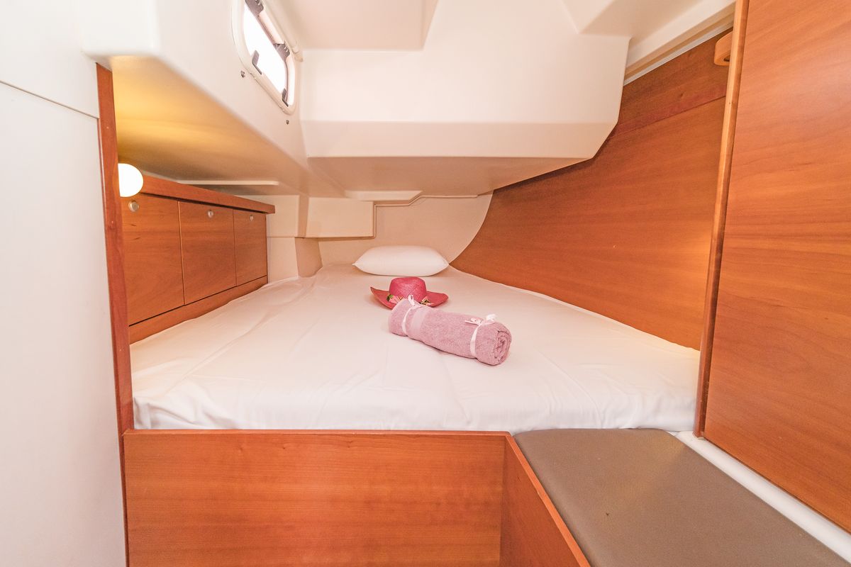 Cabin on Tria S, a Hanse Yachts Hanse 430 sailboat at Kos, Greece