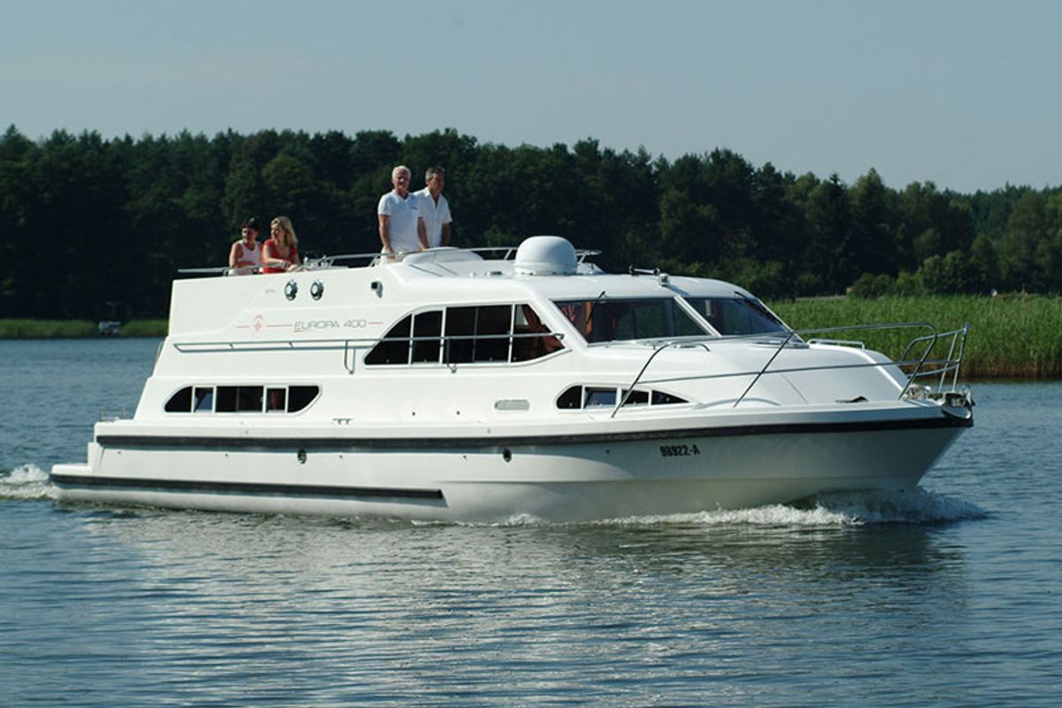 Exterior view of E400-38, a Pénichette Europa E.400 motorboat at Lutzelbourg, France