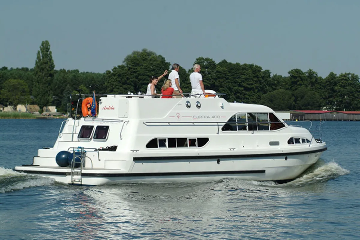 Exterior view of E400-38, a Pénichette Europa E.400 motorboat at Lutzelbourg, France