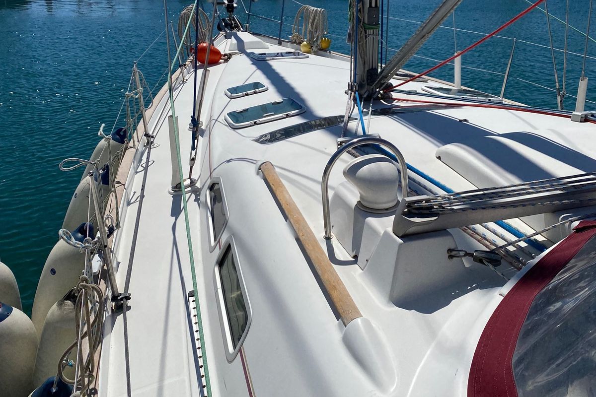 Deck of Argo, a Beneteau Oceanis 423 sailboat at Flisvos Marina, Greece