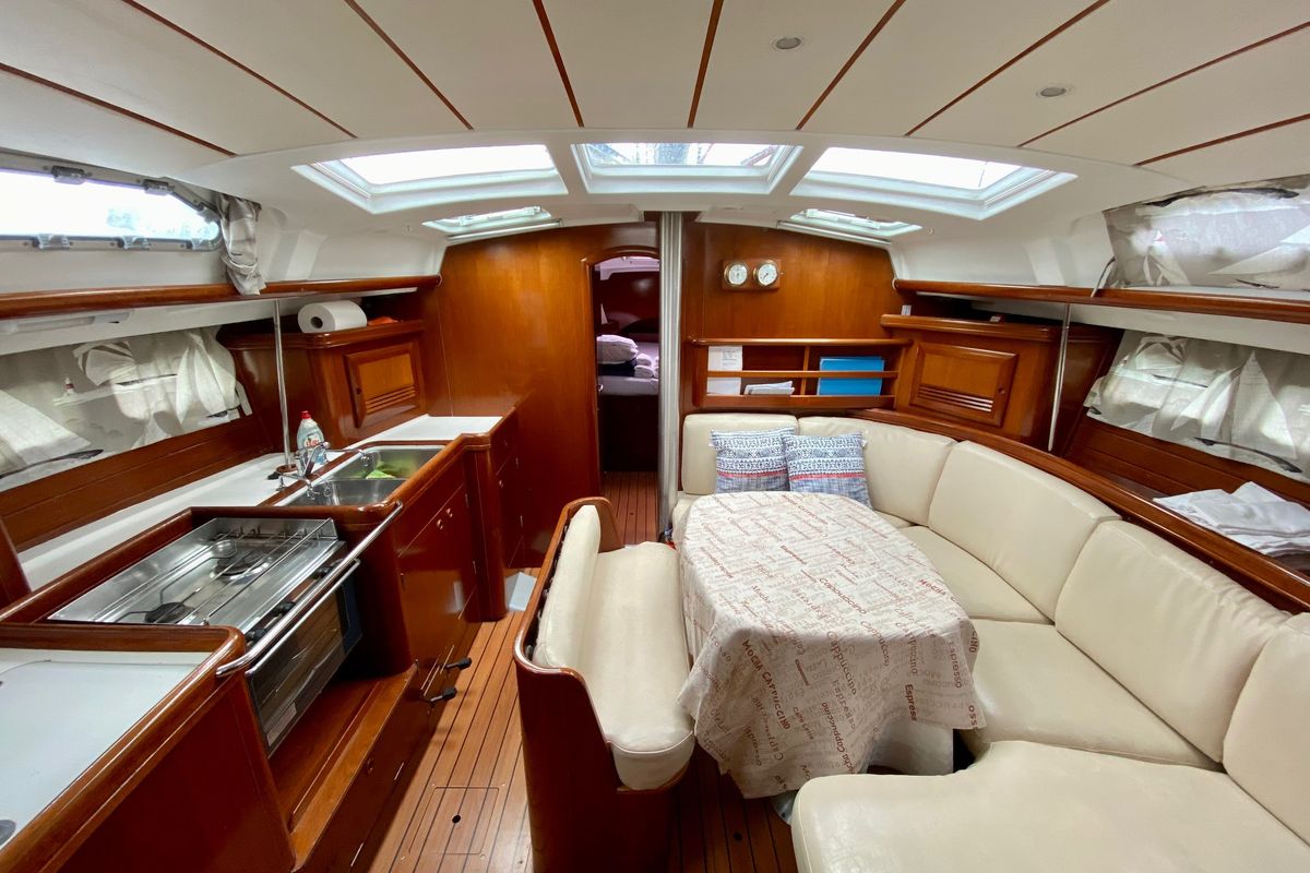 Salon of Argo, a Beneteau Oceanis 423 sailboat at Flisvos Marina, Greece