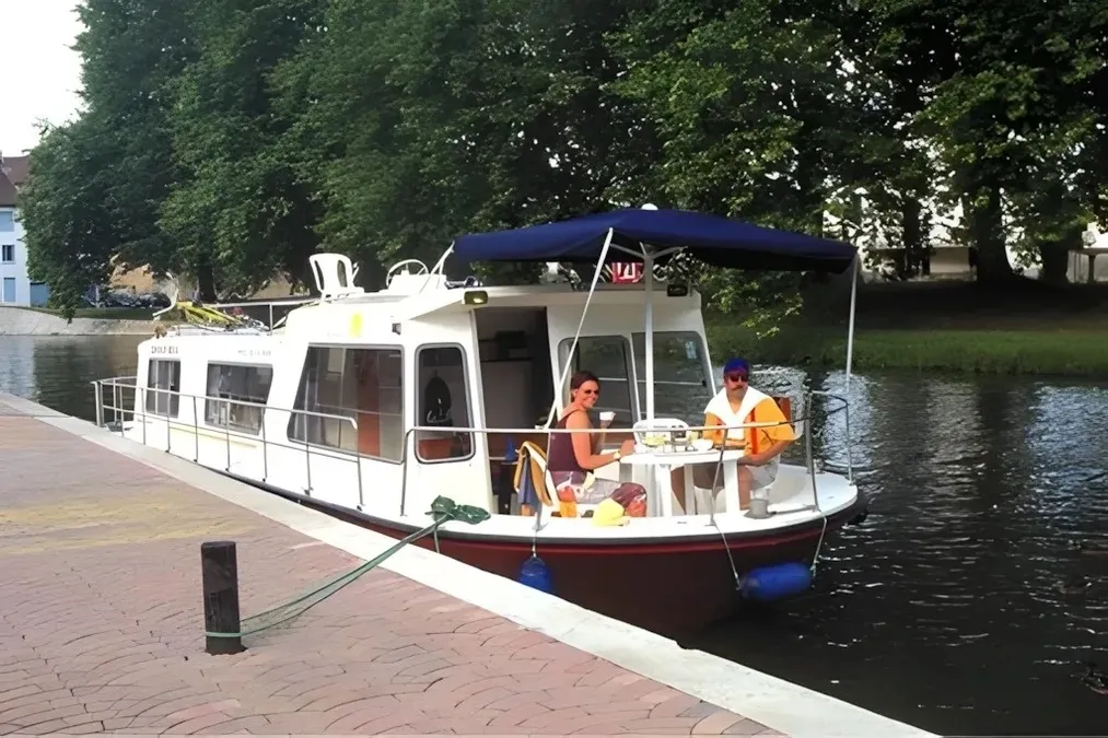 2405, a Espade Espade 1050 Fly motorboat at Mittersheim, France