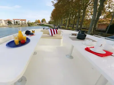 Deck of Vision 4, a Cygnet Vision 4 motorboat at Decize, France