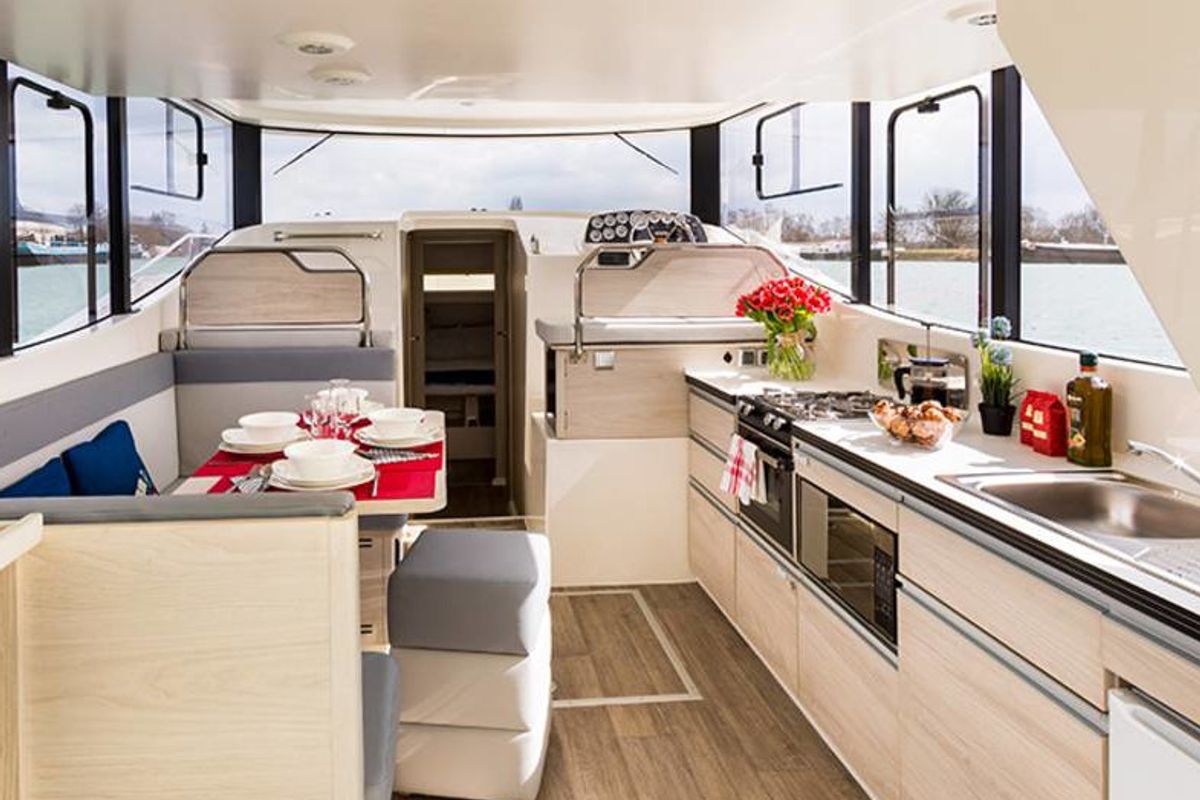 Salon of Horizon 1, a Cygnet Horizon 1 motorboat at Migennes, France