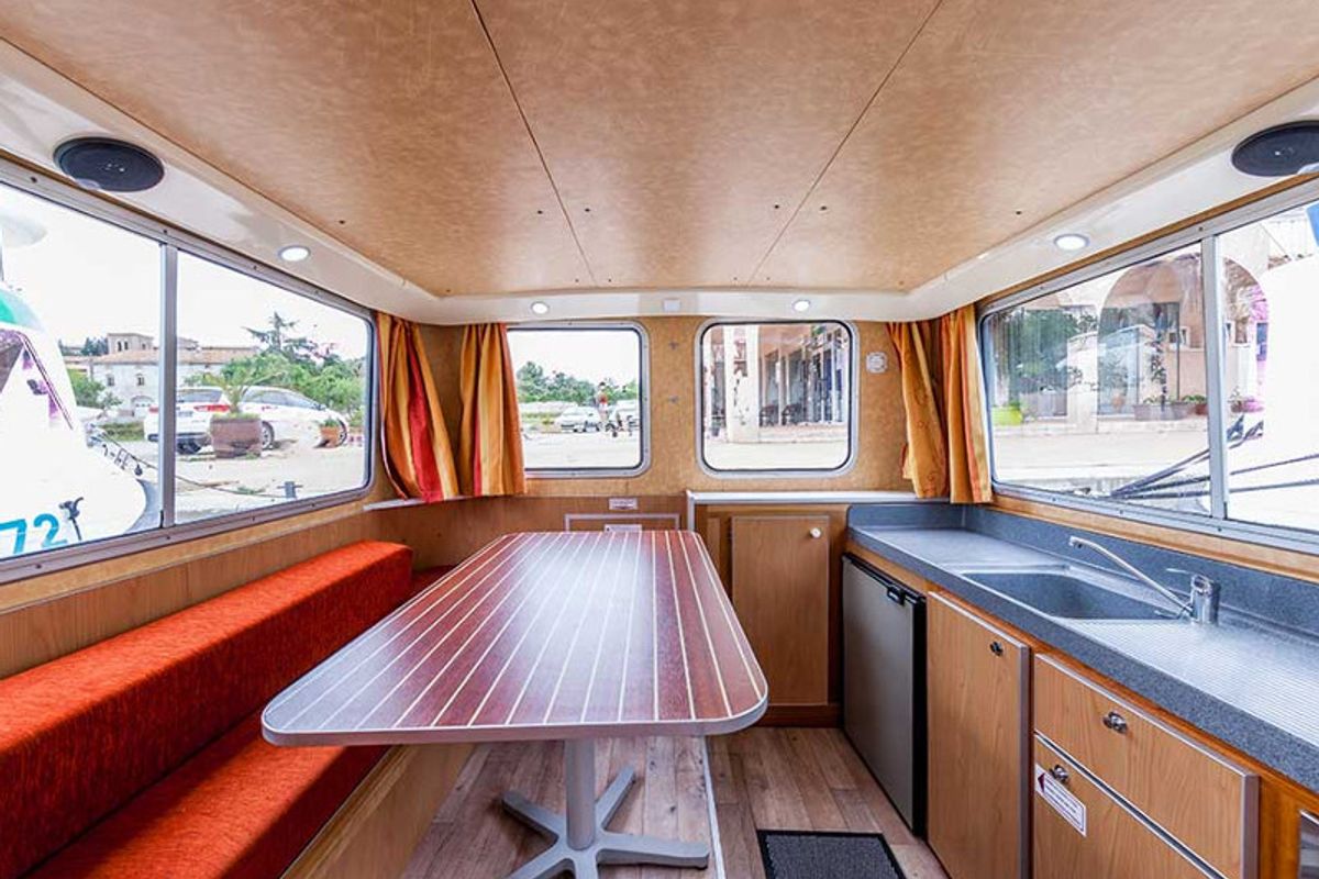Galley of 1107W-97, a Pénichette 1107 motorboat at Scey-sur-Saône-et-Saint-Albin, France
