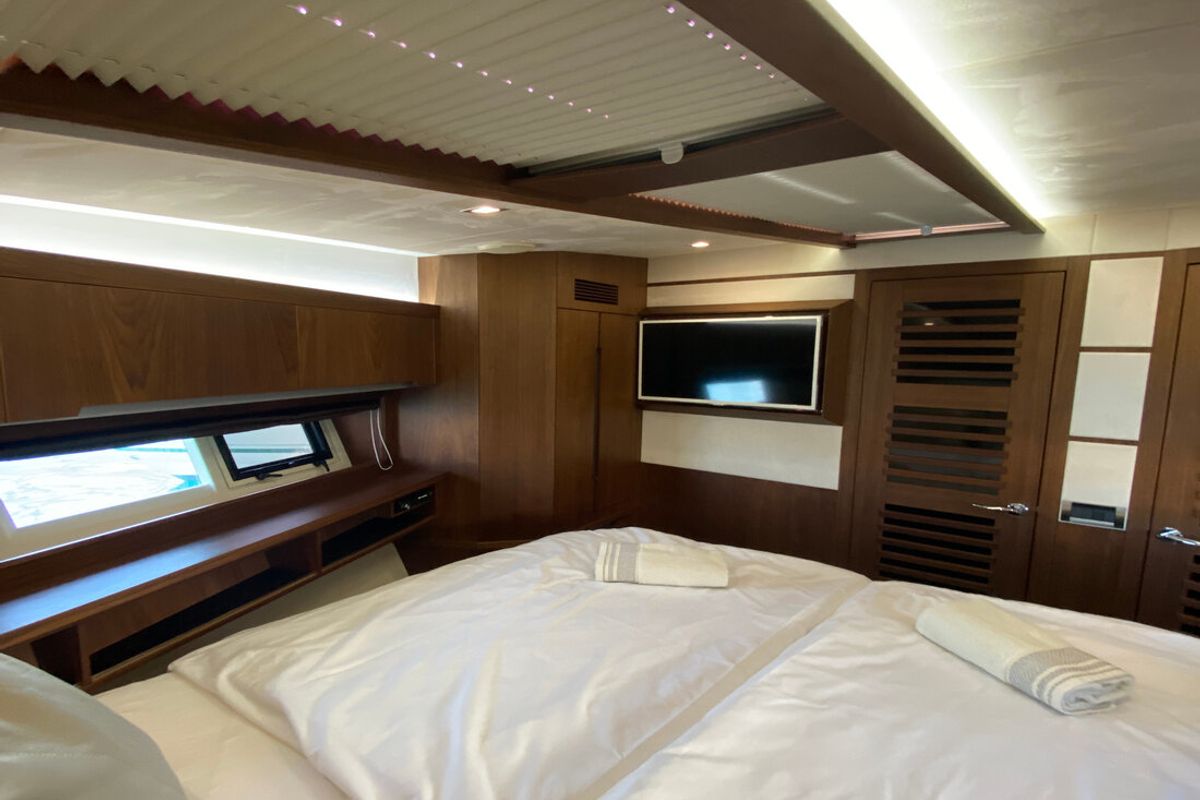Cabin on Gremix, a Galeon 550 Fly yacht at Grad Šibenik, Croatia