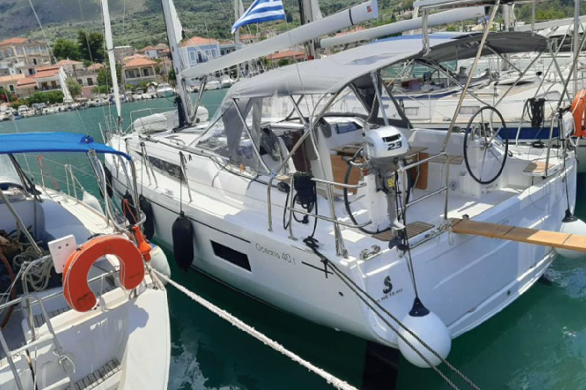 Fots, a Beneteau Oceanis 40.1 sailboat at Municipal Unit of Palairos, Greece