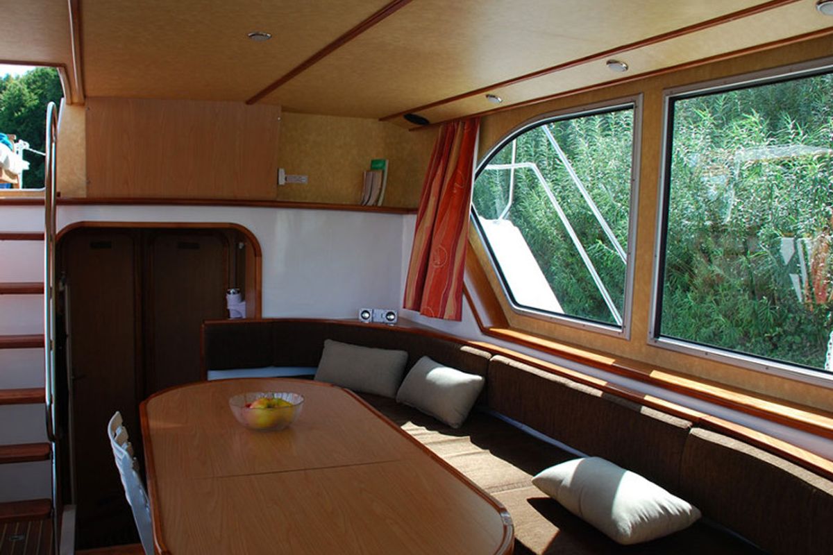 Salon of 150FB-6, a Pénichette 1500FB motorboat at Lattes, France