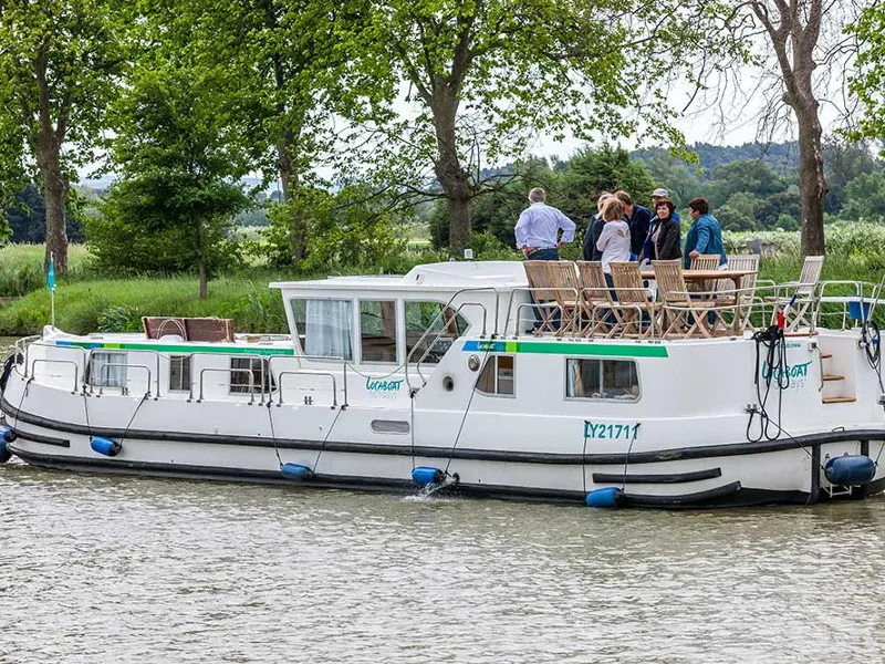Exterior view of 150FB-6, a Pénichette 1500FB motorboat at Lattes, France