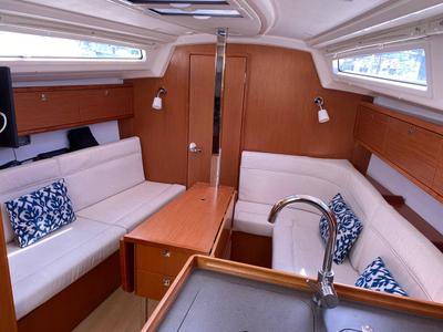 Salon of FIX, a Bavaria 34 sailboat at Baiona, Spain