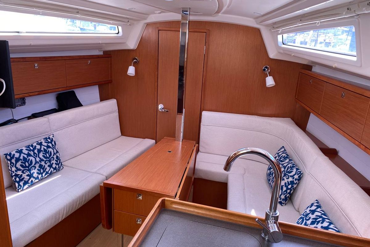 Salon of FIX, a Bavaria 34 sailboat at Baiona, Spain