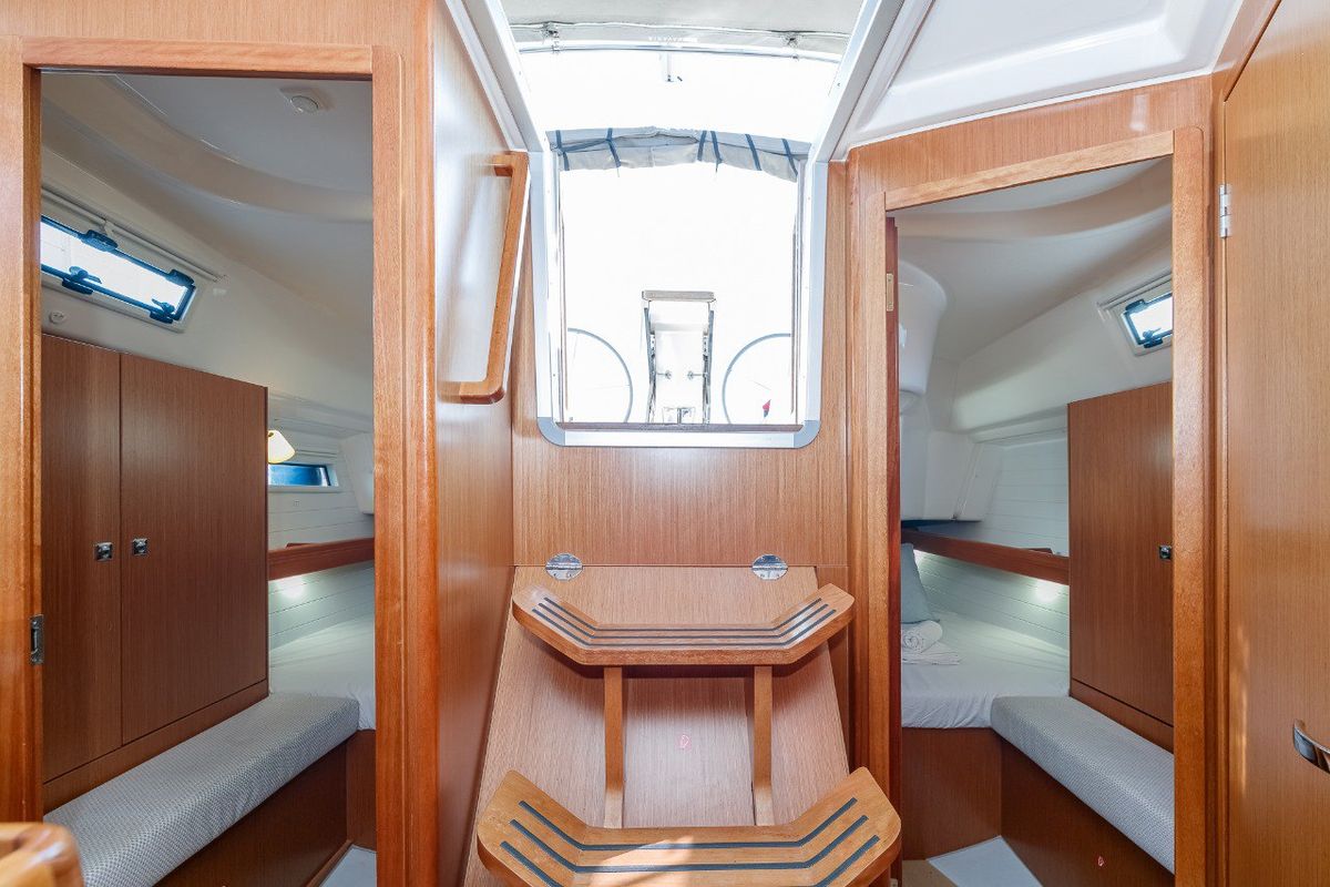 Salon of FIX, a Bavaria 34 sailboat at Baiona, Spain