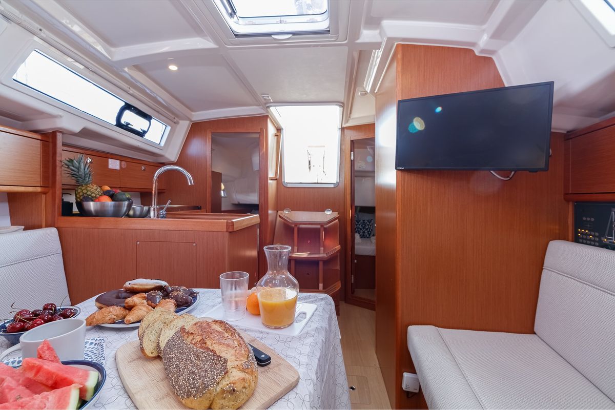 Salon of FIX, a Bavaria 34 sailboat at Baiona, Spain