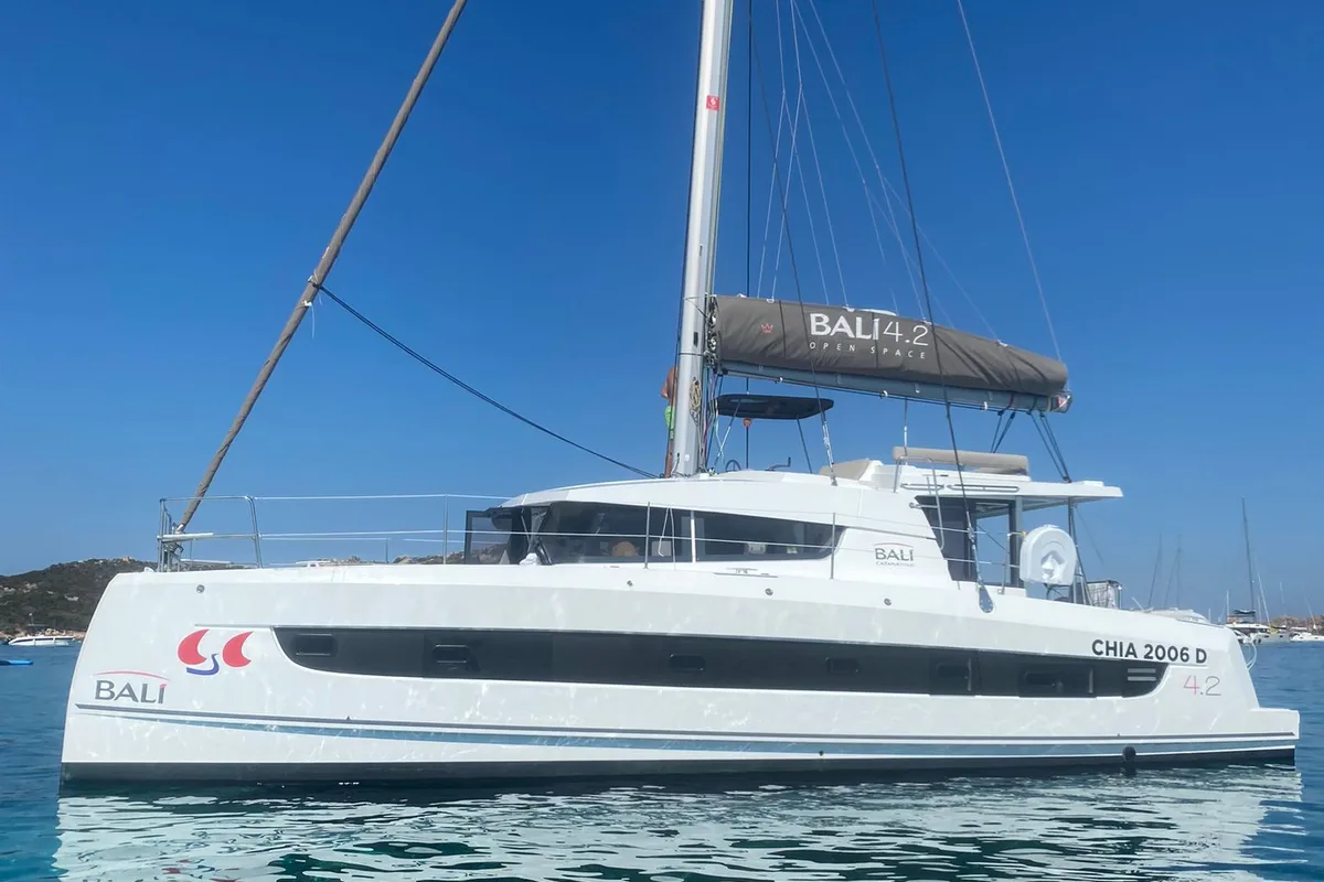 Exterior view of Arveskida II, a Bali 4.2 catamaran at Figari/Golfo Aranci, Italy