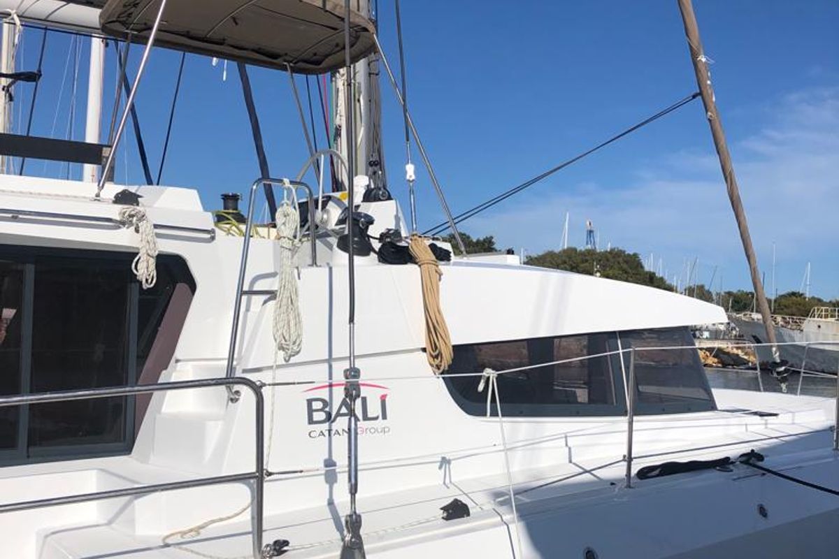 Exterior view of Arveskida II, a Bali 4.2 catamaran at Figari/Golfo Aranci, Italy