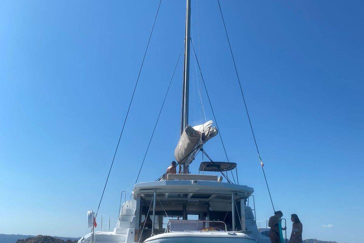 Exterior view of Arveskida II, a Bali 4.2 catamaran at Figari/Golfo Aranci, Italy
