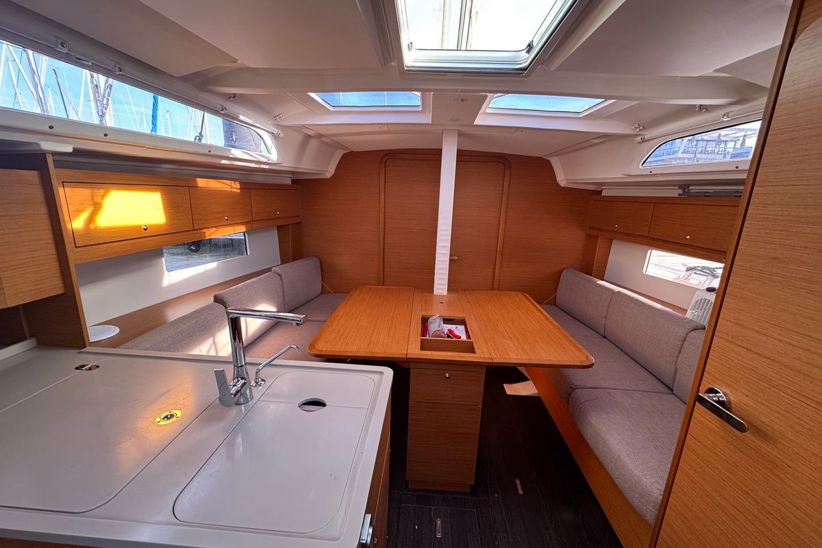 Salon of Skiona, a Dufour 37 sailboat at La Rochelle, France