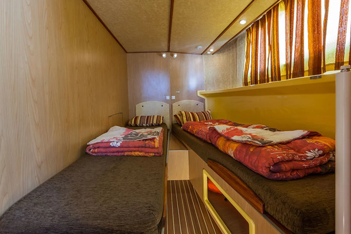 Cabin on 150FB-13, a Pénichette 1500FB motorboat at Bram, France