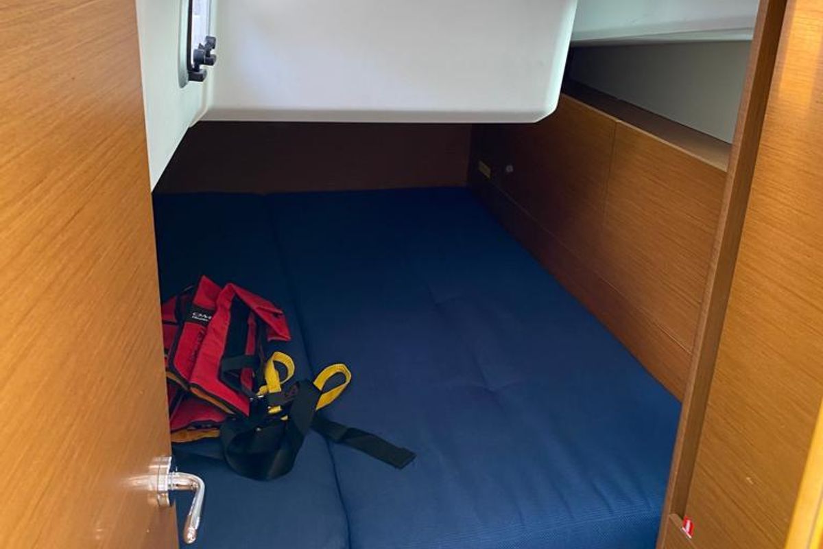 Cabin on Alboran Caipiroska (Las Galletas), a Jeanneau Sun Odyssey 440 sailboat at Elephant Butte Estates, United States