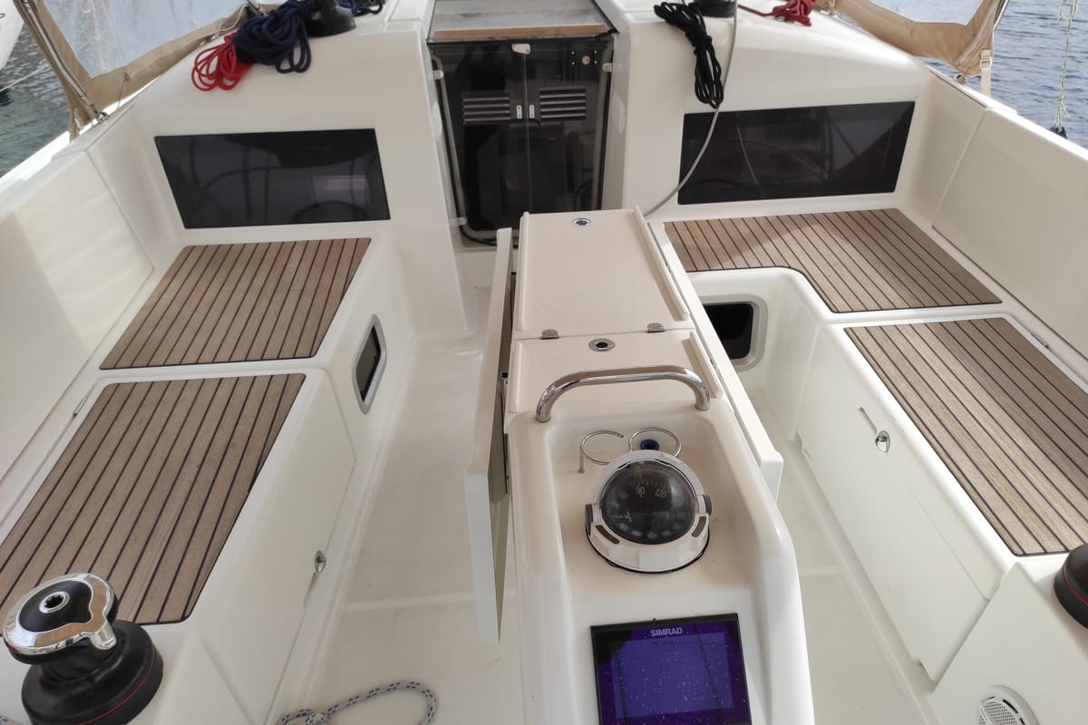 Salon of Alboran Caipiroska (Las Galletas), a Jeanneau Sun Odyssey 440 sailboat at Elephant Butte Estates, United States