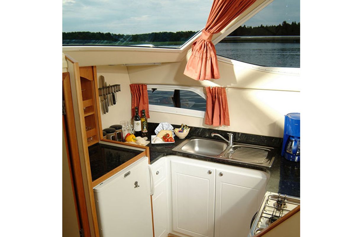 Galley of E600-6, a Pénichette Europa E.600 motorboat at Fürstenberg/Havel, Germany