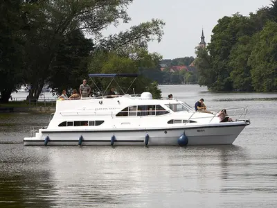 Exterior view of E600-6, a Pénichette Europa E.600 motorboat at Fürstenberg/Havel, Germany