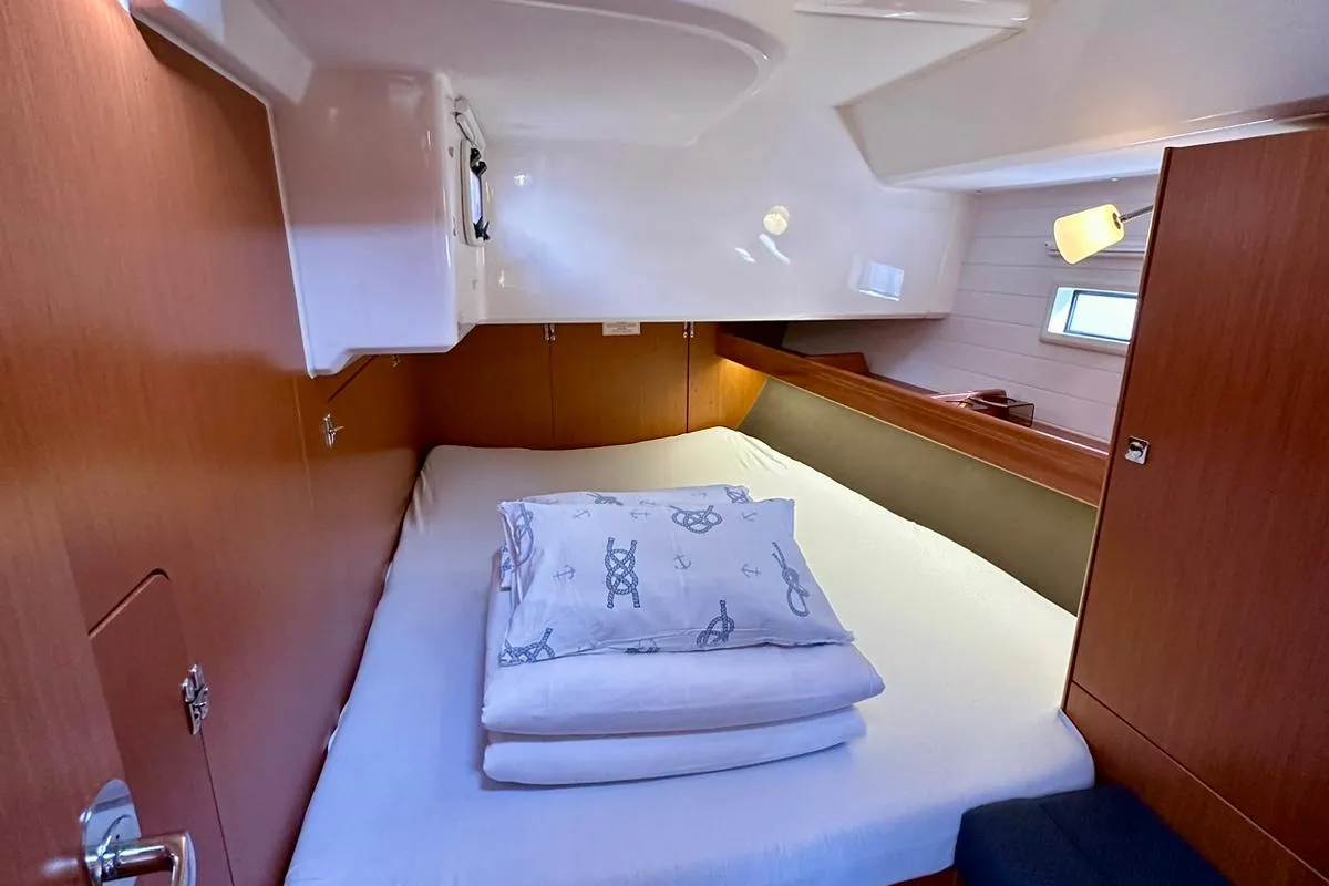 Cabin on Rava, a Bavaria Cruiser 46 sailboat at Općina Sukošan, Croatia