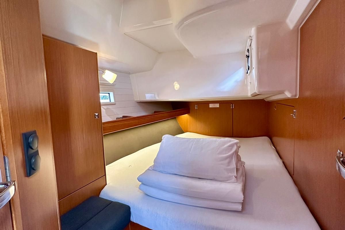 Cabin on Rava, a Bavaria Cruiser 46 sailboat at Općina Sukošan, Croatia
