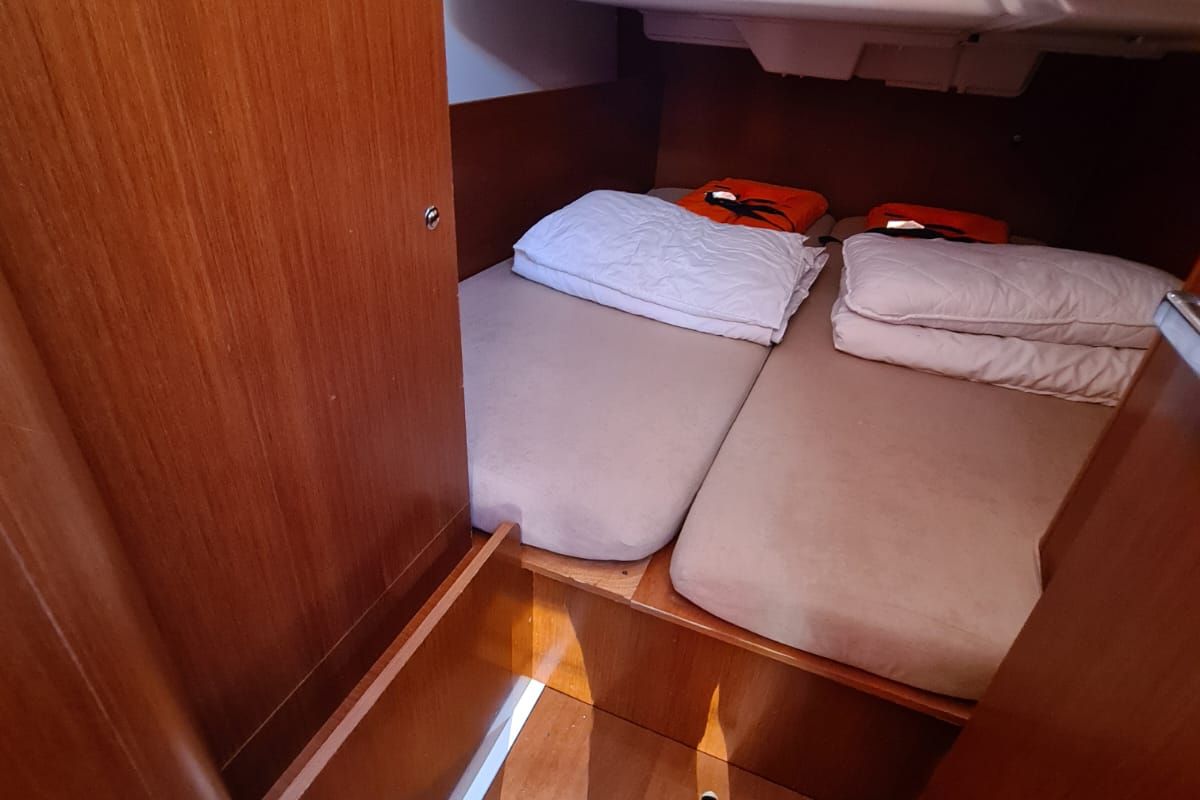 Cabin on LAMPUGA, a Beneteau Oceanis 35.1 sailboat at Split, Croatia