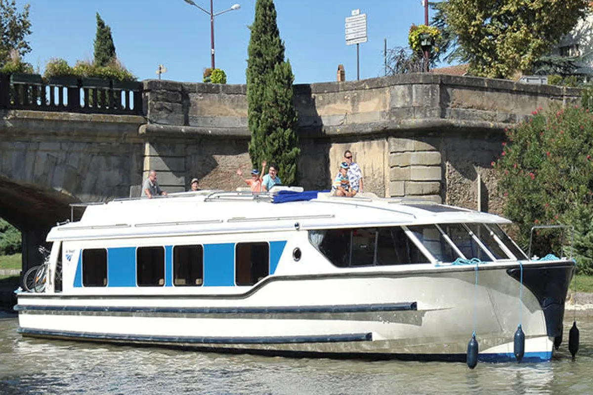Exterior view of Vision4 - Comfort Plus 4, a Cygnet Vision 4 motorboat at Rheinsberg, Germany