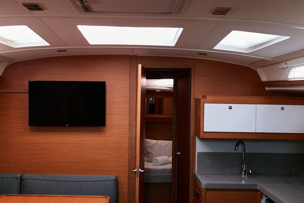 Salon of Kaito, a Dufour 470 sailboat at Dénia, Spain