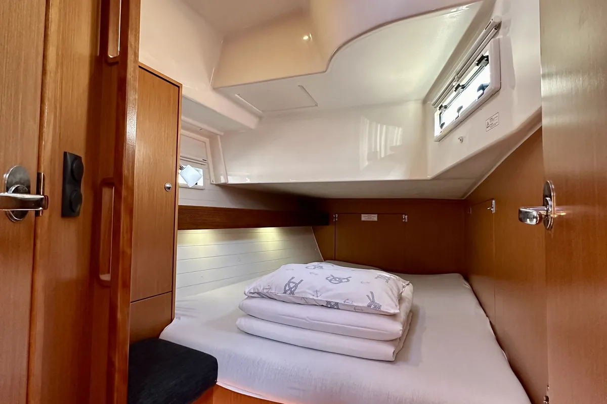 Cabin on Gustac, a Bavaria Cruiser 45 sailboat at Općina Sukošan, Croatia