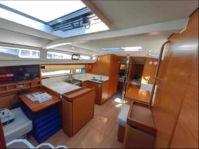 Salon of AF-SO440N, a Jeanneau Sun Odyssey 440 sailboat at Athens, Greece