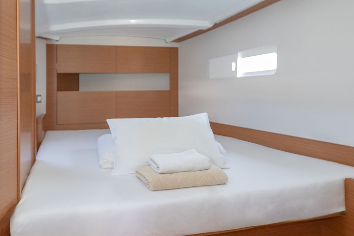 Cabin on Oliver, a Jeanneau Sun Odyssey 410 sailboat at Primošten, Croatia