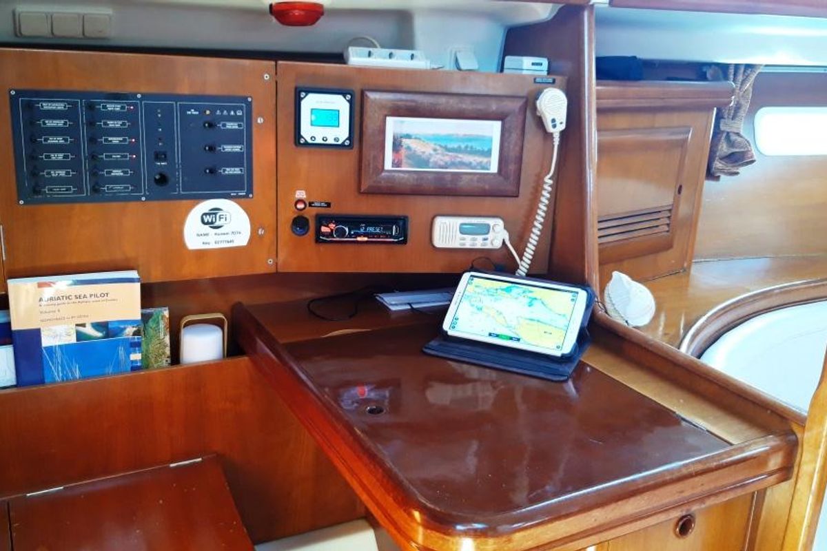 Salon of Škuribanda, a Beneteau Oceanis 393 sailboat at Split, Croatia