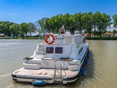 Deck of E400-9, a Pénichette Europa E.400 motorboat at Fürstenberg/Havel, Germany