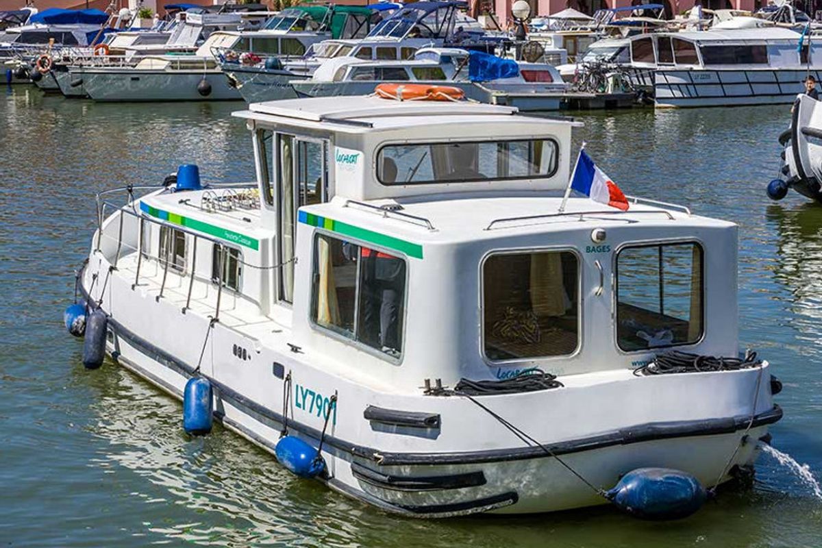 Exterior view of 935W-137, a Pénichette 935 motorboat at Argens-Minervois, France