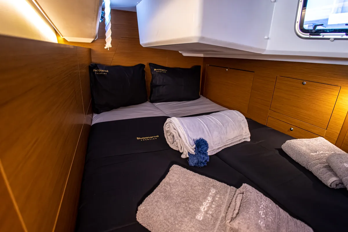 Cabin on Psi Octantis, a Jeanneau Sun Odyssey 410 sailboat at Preveza, Greece