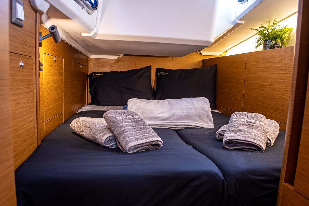 Cabin on Psi Octantis, a Jeanneau Sun Odyssey 410 sailboat at Preveza, Greece