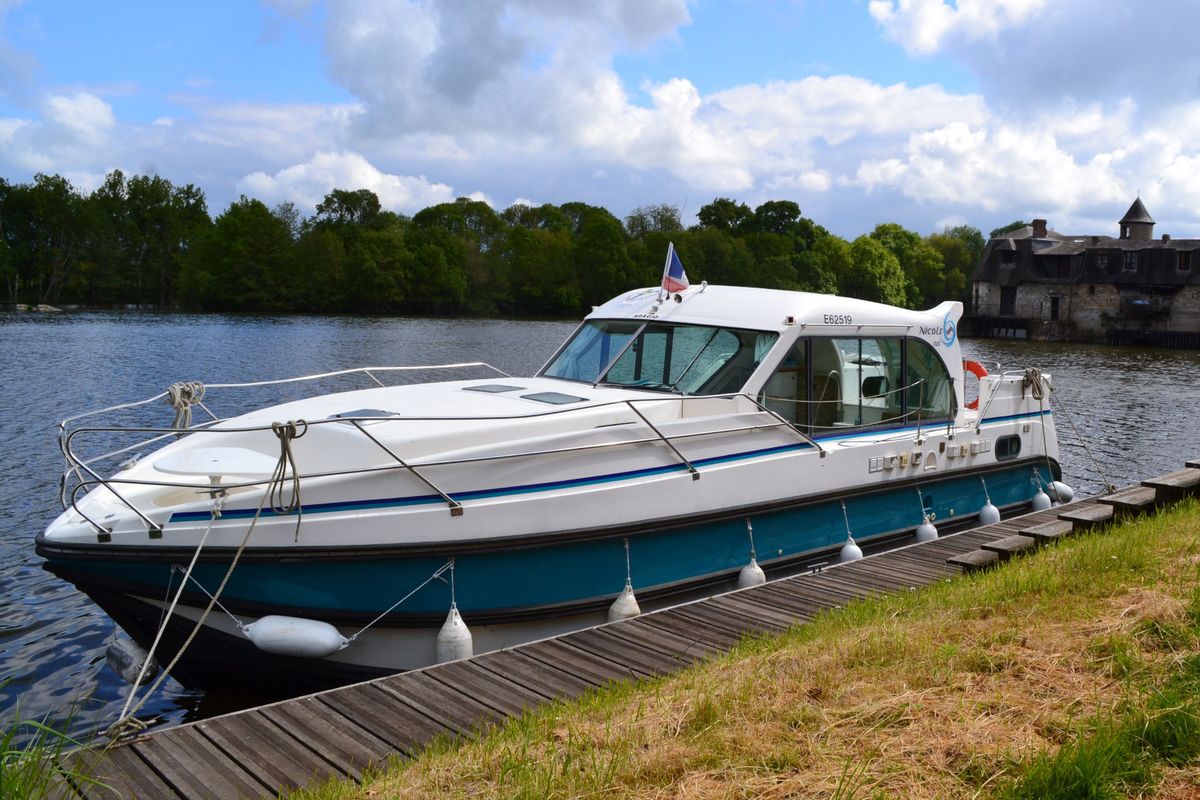 Exterior view of Concerto 2, a Nicols Confort 1100 motorboat at Sablé-sur-Sarthe, France