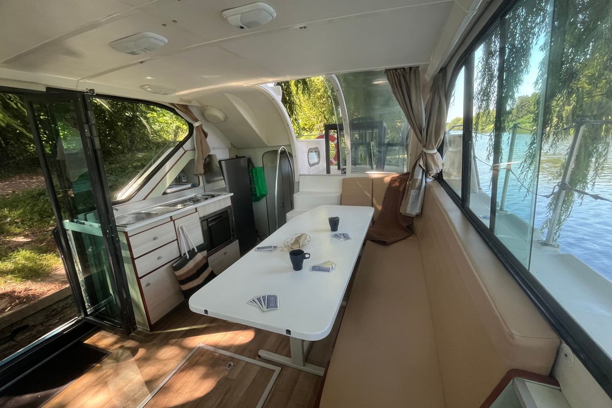 Salon of Concerto 2, a Nicols Confort 1100 motorboat at Sablé-sur-Sarthe, France