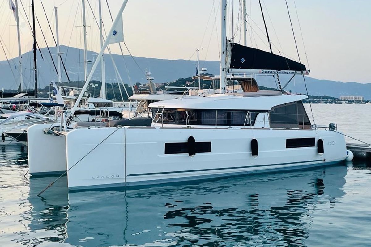 Exterior view of Fratelli, a Lagoon 40 catamaran at Kontokali, Greece