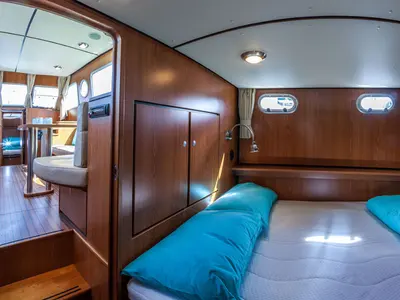 Cabin on 349GS-9, a Linssen Grand Sturdy 34.9 motorboat at Joigny, France