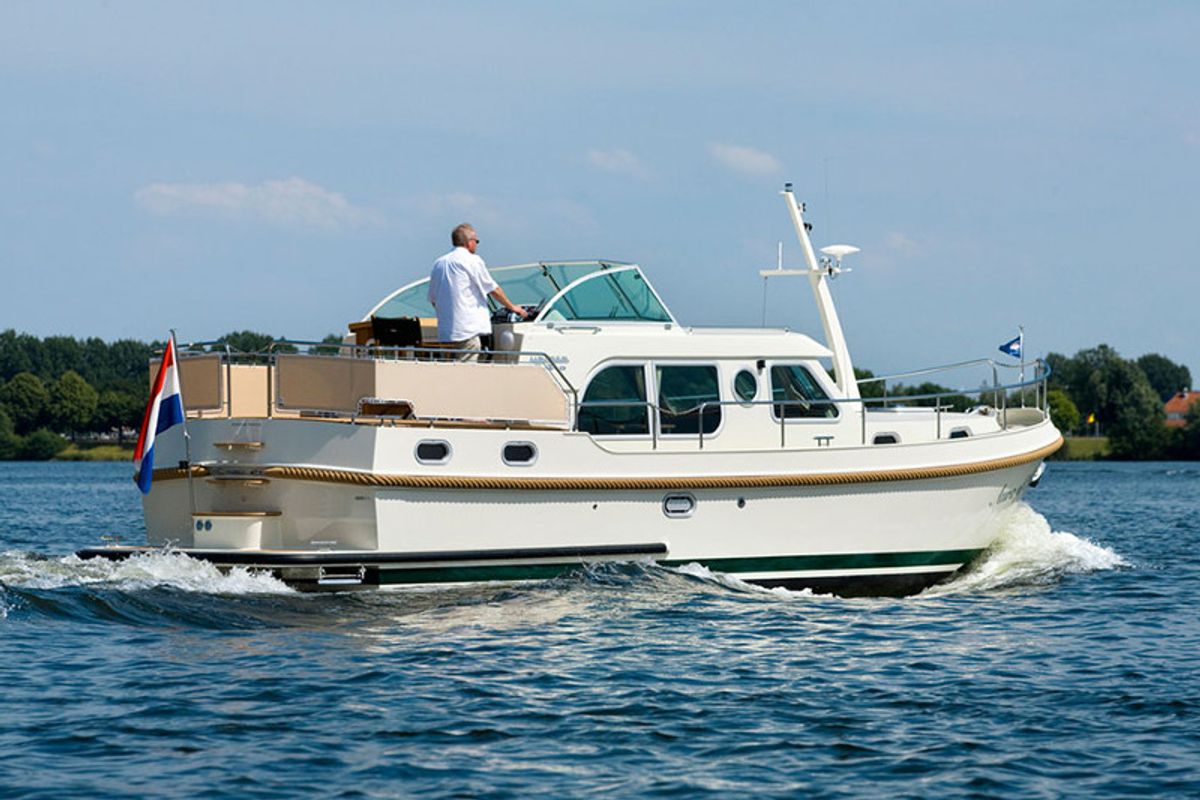 Exterior view of 349GS-9, a Linssen Grand Sturdy 34.9 motorboat at Joigny, France