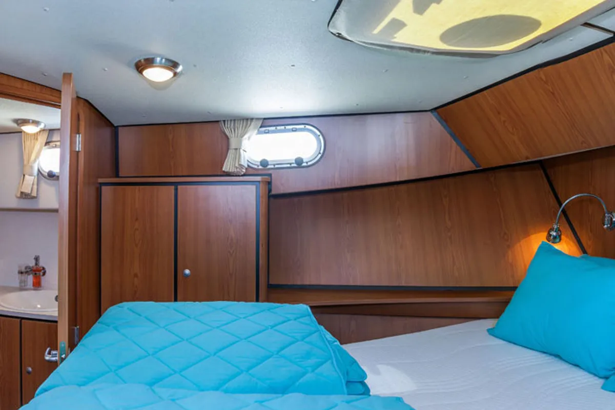 Cabin on 349GS-9, a Linssen Grand Sturdy 34.9 motorboat at Joigny, France