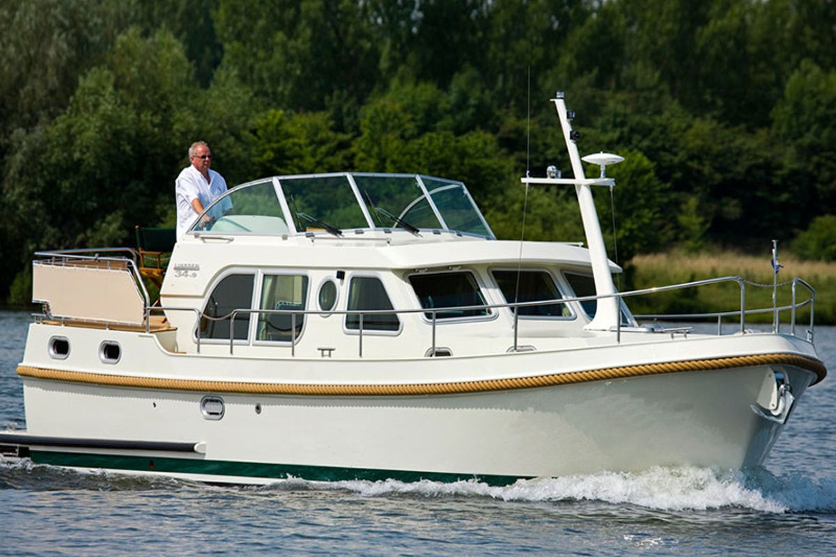 Exterior view of 349GS-9, a Linssen Grand Sturdy 34.9 motorboat at Joigny, France