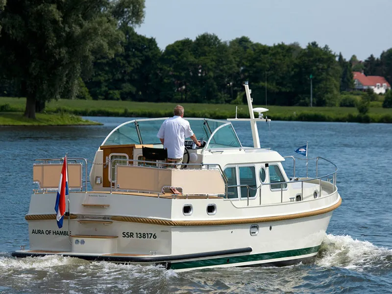 Exterior view of 349GS-9, a Linssen Grand Sturdy 34.9 motorboat at Joigny, France