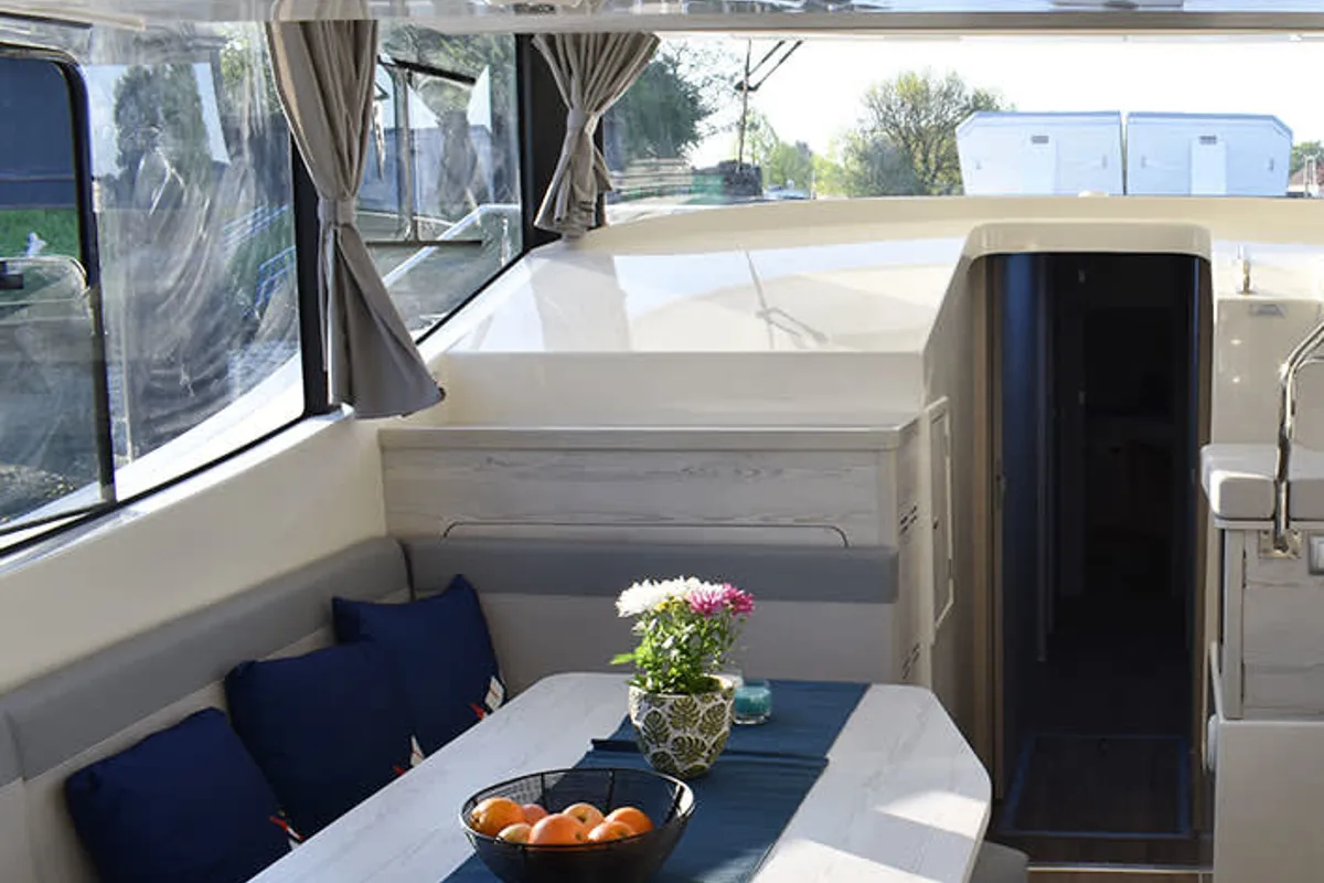 Salon of Horizon 5, a Cygnet Horizon 5 motorboat at Trèbes, France