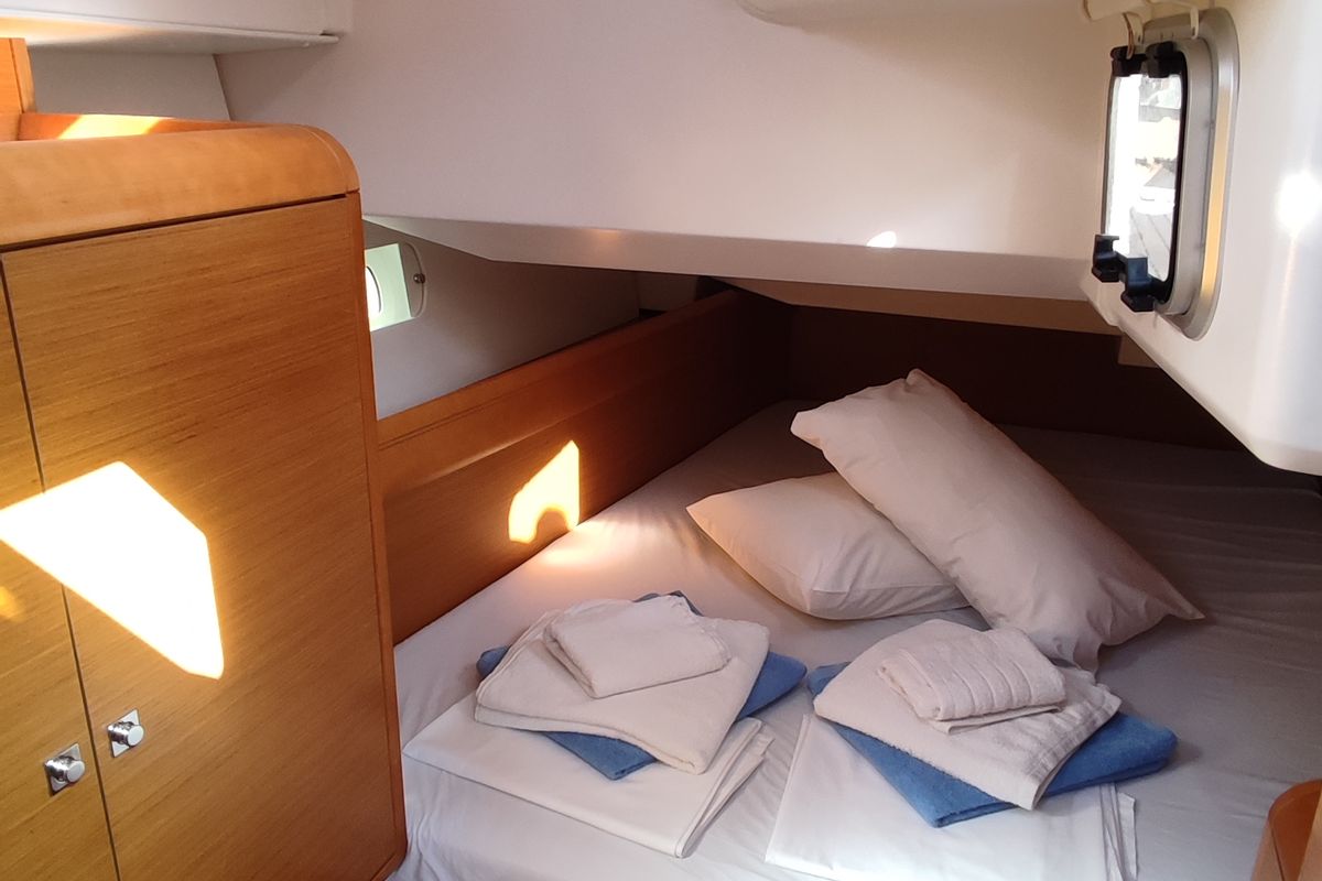 Cabin on Pasithea, a Jeanneau Sun Odyssey 439 sailboat at Volos Municipality, Greece