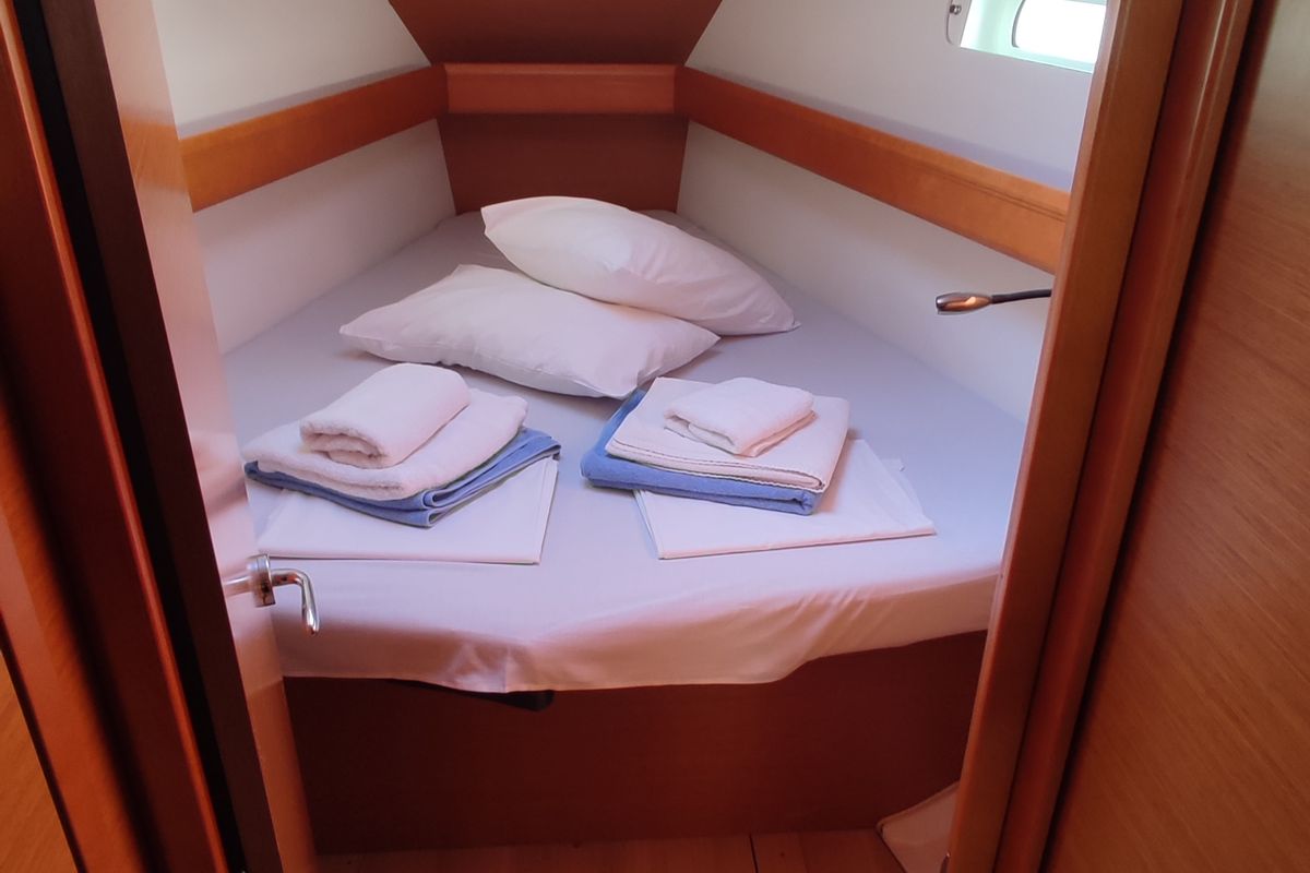 Cabin on Pasithea, a Jeanneau Sun Odyssey 439 sailboat at Volos Municipality, Greece